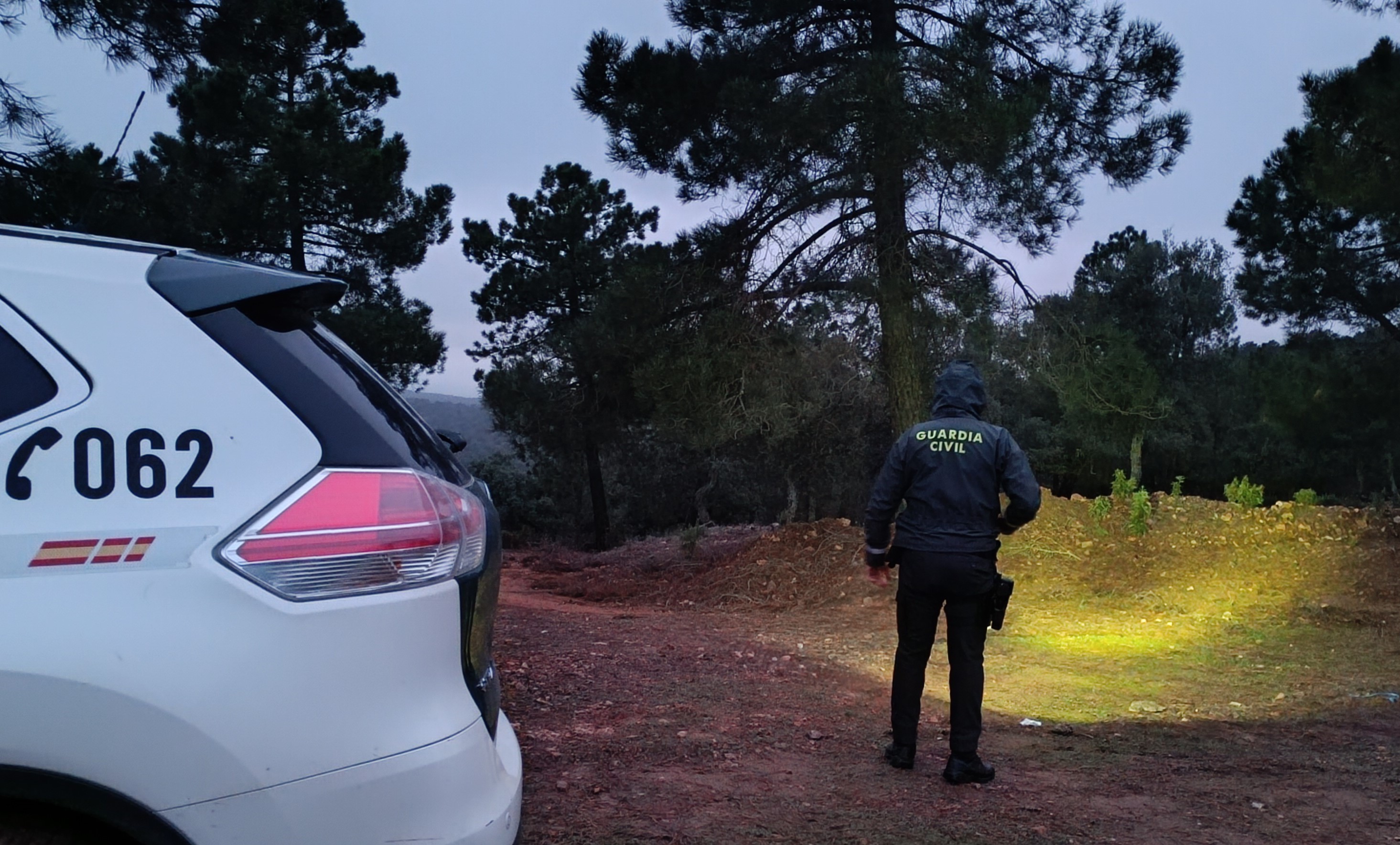 vehiculo guardia civil recurso linterna atardecer