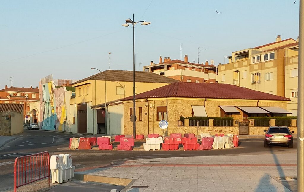 villares rotonda carretera La Mata