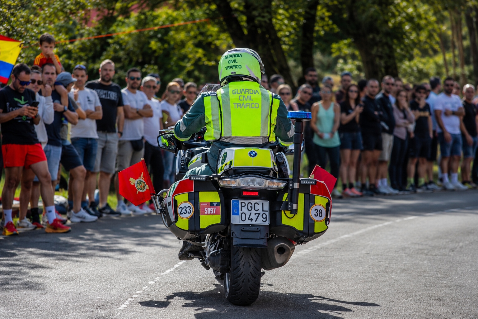vuelta ciclista trafico motorista publico