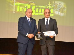 memorialmariajesuscarrascosa-entregadedistinciones5-alcalde1