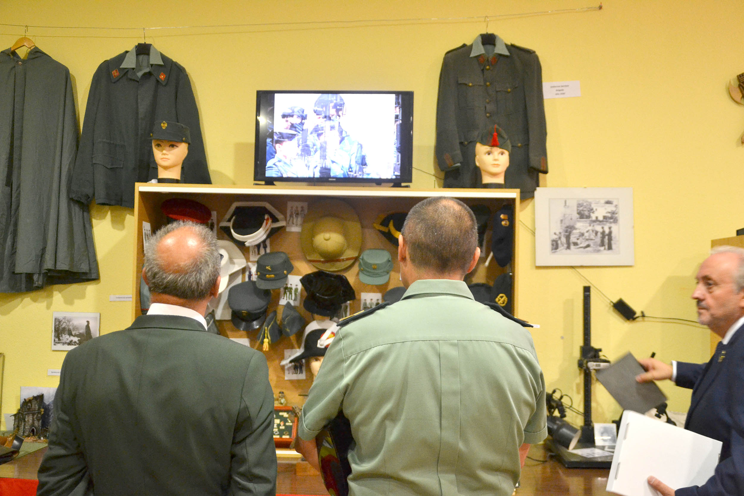 Las dos exposiciones sobre Historia de la Guardia Civil y Felipe VI, permanecerán abiertas hasta el 17 de julio en el Salón de Actos del Ayuntamiento de LIllo