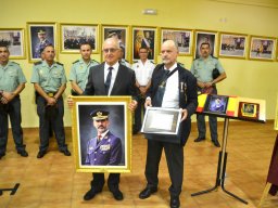 memorialmariajesuscarrascosa-inauguracionexposreyconautoryalcaldeintercambiopresentes