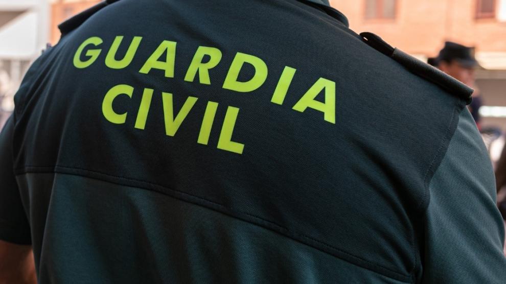 un agente de la guardia civil de espaldas